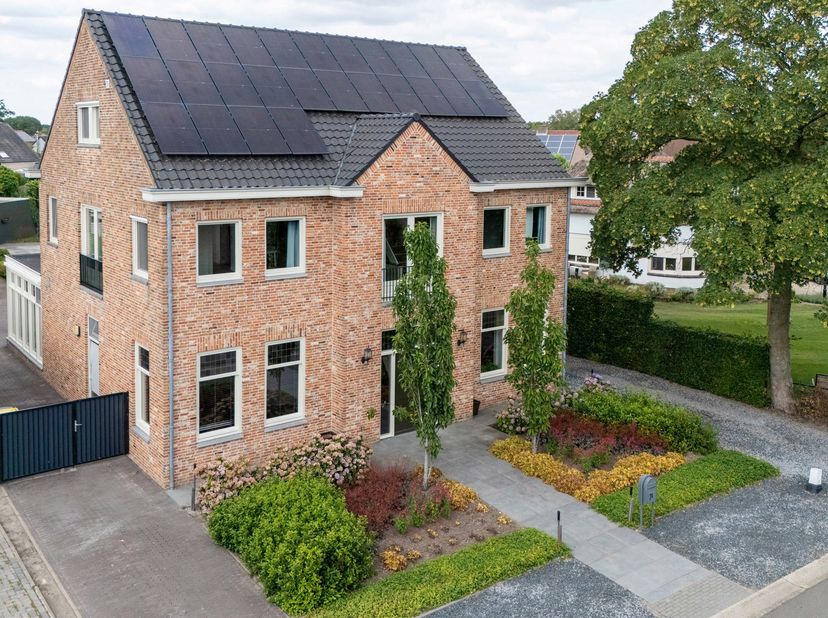 Ruime villa met een inhoud van circa ca. 1200 m³ , gelegen op een perceel van circa 900 m² in een groene omgeving vlakbij de Nederlandse grens. Deze w