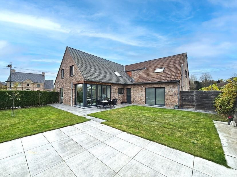 Ruime, vrijstaande woning met 3 slaapkamers, 2 badkamers, garage en mooie, ingerichte tuin. De woning werd in 2019 praktisch volledig gerenoveerd en b