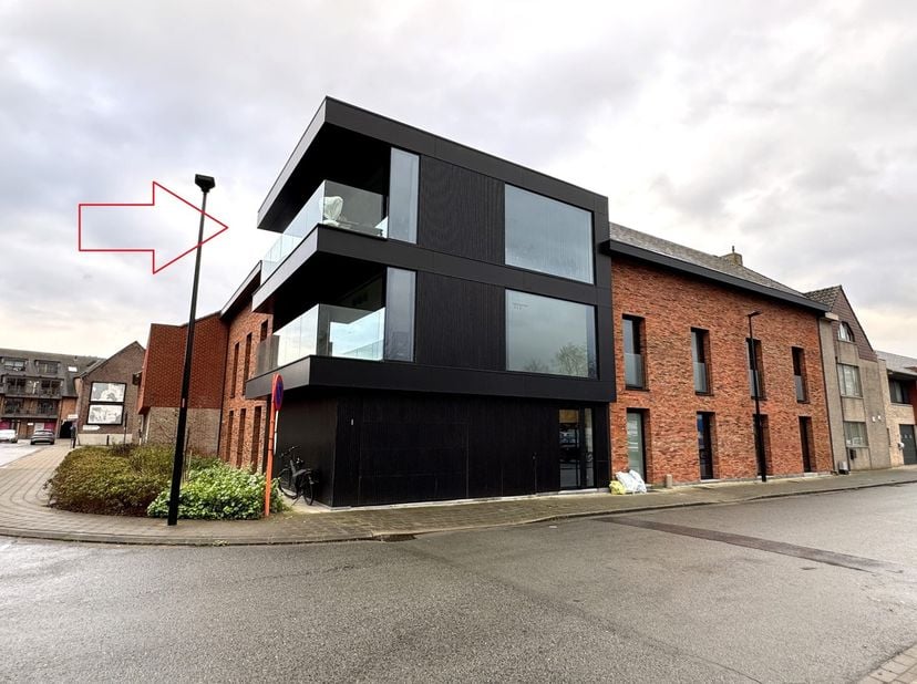 Dit prachtig hoek-appartement is voorzien van een inkom, apart toilet, berging, ruime lichtrijke leefruimte met open keuken (vaatwas, combi-oven, kook