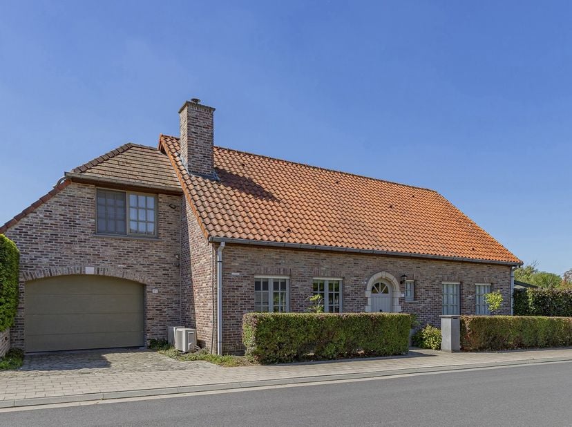 BEZOEKDAG ZATERDAG 06 JUNI VAN 10u TOT 13u (ENKEL OP AFSPRAAK)<br />
LEDE - Deze solide woning combineert ruimte, comfort en functionaliteit op een ui