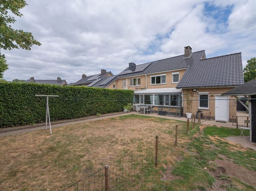 Instapklare, half vrijstaande woning met inpandige garage, nabij het centrum<br />
<br />
Troeven<br />
- Gelegen nabij alle nodige faciliteiten <b