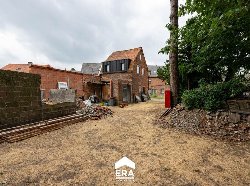 Te renoveren woning op een perceel van 2900m²Bent u op zoek naar een uitdagend verbouwproject/restauratieproject op 2900m²? Zo gevonden met ERA Ryckae