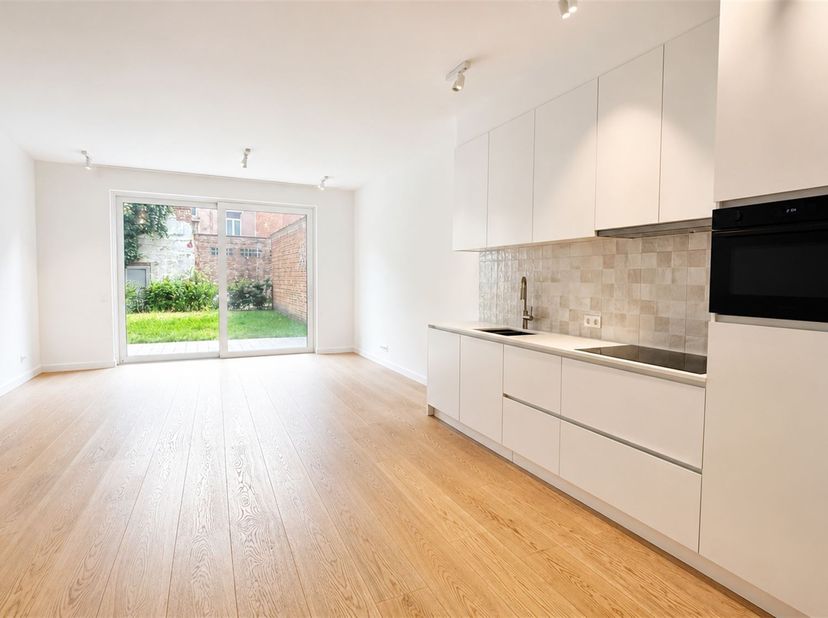 Ce bel appartement est situé dans un immeuble récent dans la rue Van Arteveldestraat au centre d'Anvers. L'emplacement est super central entre De Coni