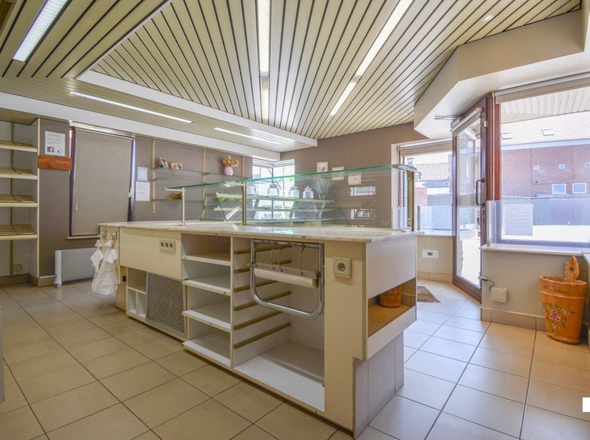 Bent u op zoek naar een handelspand dat uw zaak optimaal in de kijker zet, mét een riante&amp;nbsp;woning inbegrepen? Ontdek deze voormalige, geliefde bak