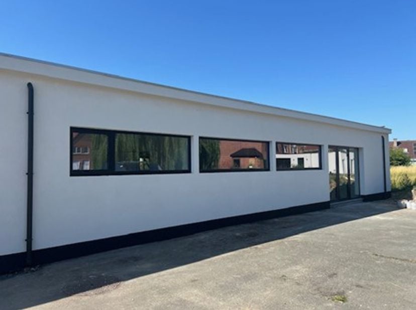 ALGEMEEN<br />
Volledig vernieuwd en instapklaar bedrijfsgebouw met een totale oppervlakte van 464 m², bestaande uit drie magazijnen en een ruime kant