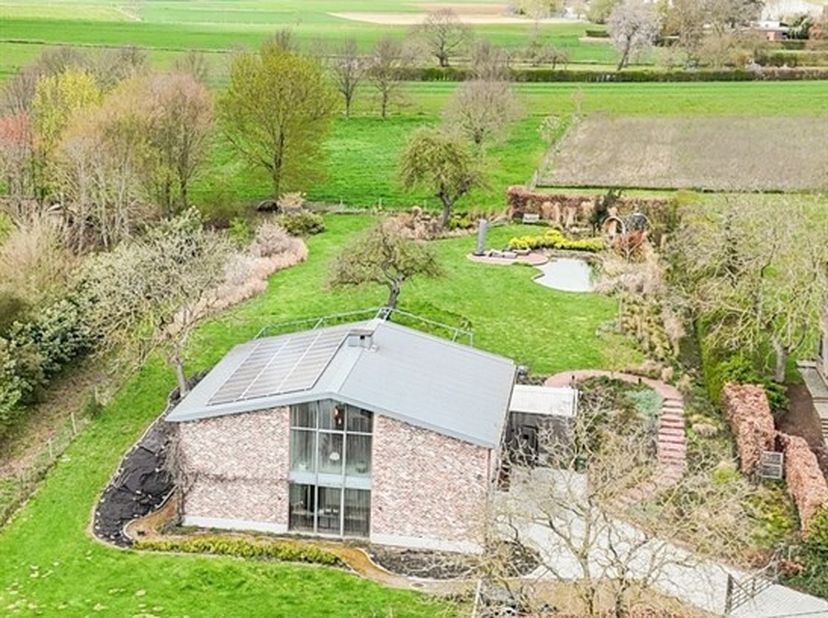 Op een uitzonderlijk mooie locatie, aan de rand van het natuurgebied Troostembergbos, bevindt zich deze prachtige landelijk-moderne villa in nieuwstaa