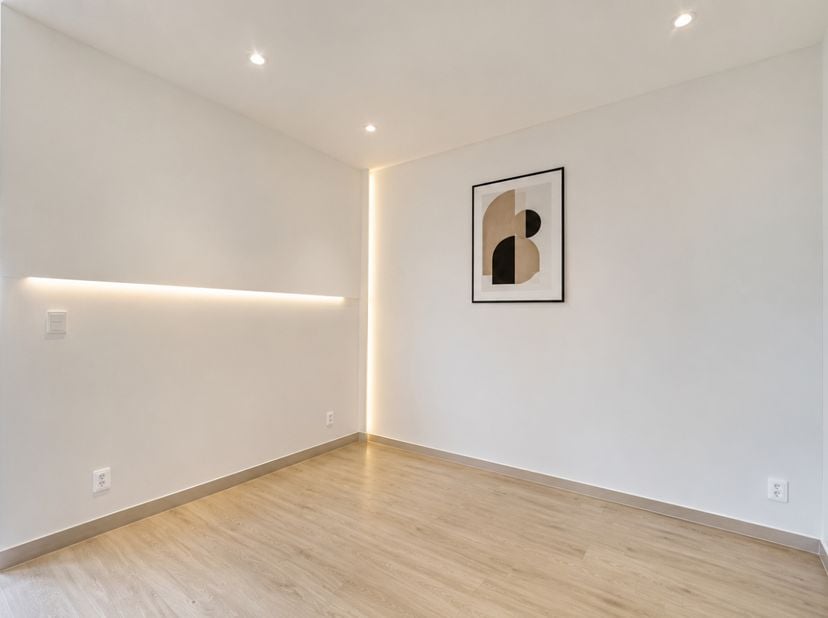 En entrant dans l’appartement, la salle à manger se situe sur votre droite. À côté, vous trouvez la cuisine équipée des besoins de base. En continuant