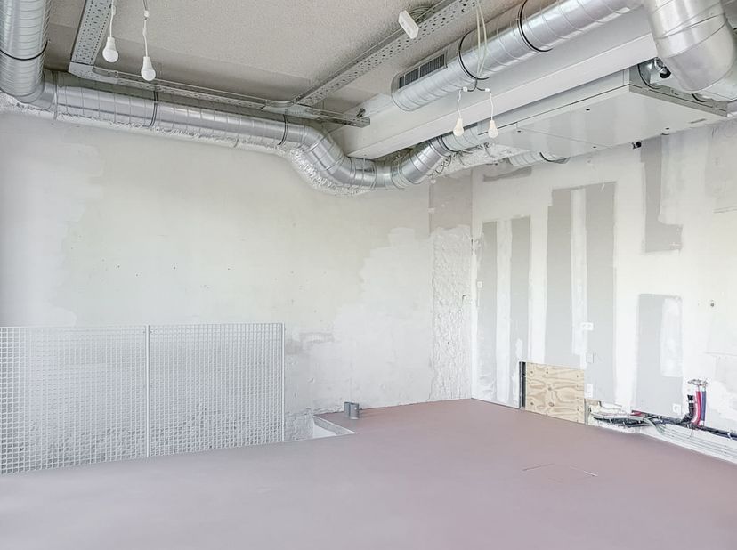 Droom jij van een eigen zaak op een dynamische locatie? Dan is dit handelspand misschien wel precies waar jij naar op zoek bent.<br />
Met een ligging