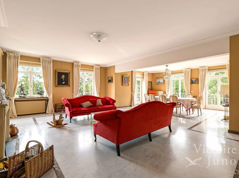 Victoire Junot a le plaisir de vous présenter en exclusivité ce magnifique appartement 3 façades, idéalement situé, au cur du très recherché quartier