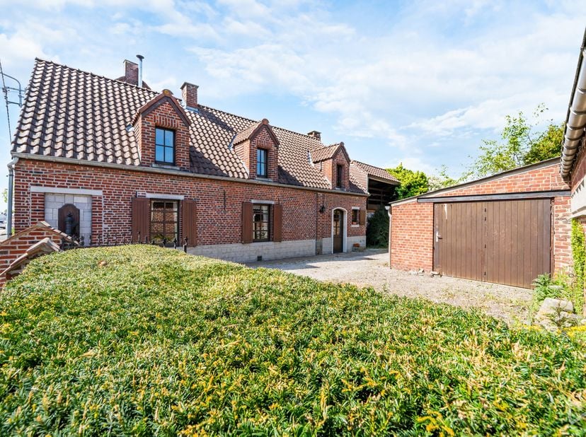 Charmante boerderij met prachtige volumes en professioneel potentieel<br />
Gelegen in een aangename omgeving, deze authentieke boerderij heeft een wo