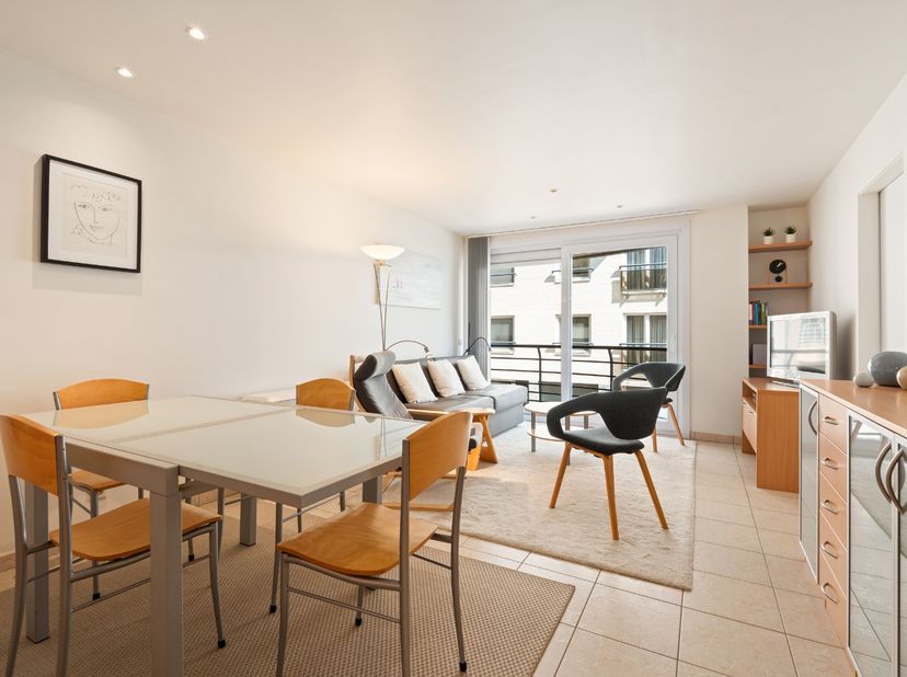 Dit fantastisch onderhouden appartement bevindt zich op de eerste verdieping van de recente residentie Luca te Nieuwpoort-Bad.<br />
Dankzij haar uits