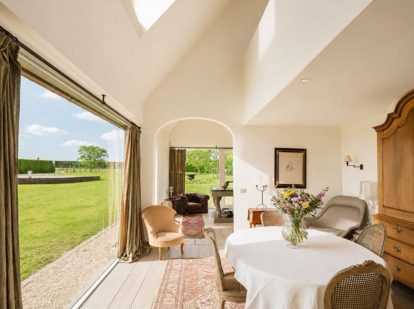 Karaktervolle gerenoveerde hoeve met zwembad en wijngaard op 4.700 m² te Vurste.<br />
<br />
Deze voormalige hoeve, gelegen te Vurste, werd in 2009 k