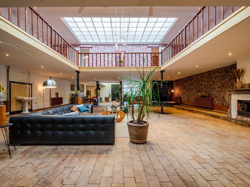 Ontdek deze gerenoveerde voormalige textielfabriek (industriële charmante loft met terras, oprit en parking, en groot atelier), gelegen in het centrum