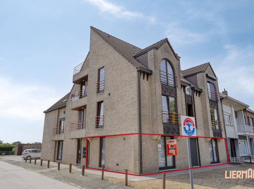 Dit gelijkvloers appartement geniet een centrale ligging op wandelafstand van het station van Haaltert. Dankzij de nabijheid van winkels, scholen en o