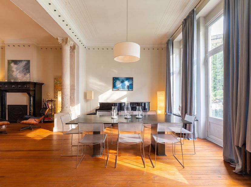 Met uitzicht op de Vijvers van Elsene bevindt zich deze opmerkelijke art-nouveauherenwoning, ontworpen in 1904 door architect Ernest Blérot en volledi