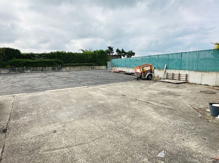 Ruim magazijn met kantoren met veel potentieel te Kuringen.<br />
<br />
Dit vergund pand heeft maar liefst een oppervlakte van +/- 490m²(volgens EPC)