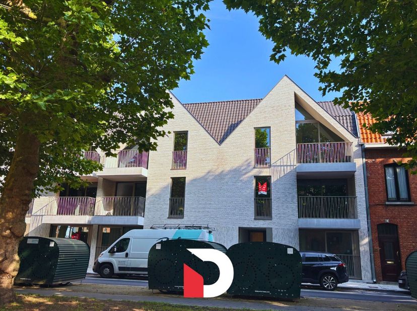 In de gegeerde wijk Kristus-Koning, op een steenworp van het centrum van Brugge, bevindt zich dit ruime en energiezuinige nieuwbouwappartement. Dankzi