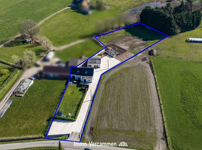 Perfect instapklare, landelijk gelegen gezinswoning op een ware A-locatie te Onze-Lieve-Vrouw-Waver.<br />
Deze verrassend ruime woning is gelegen op