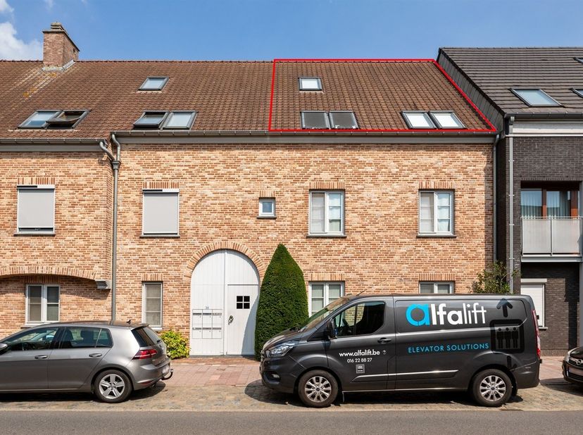 Lichtrijk duplex appartement met 2 slaapkamers en autostaanplaats<br />
Locatie<br />
Dit lichtrijke duplex appartement is gelegen in Tongerlo, deel
