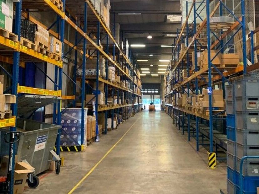Dit logistieke magazijn in Antwerpen biedt je een uitmuntende positie voor zowel nationale als internationale distributie. De site is strategisch gele