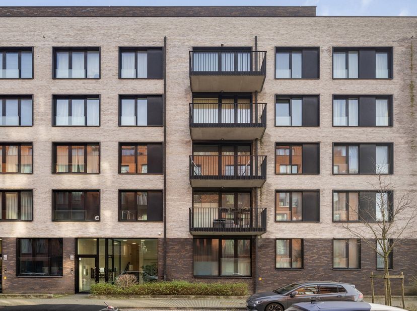 Ce studio avec terrasse à Anderlecht, situé à proximité d’Erasme, offre une combinaison intéressante entre fonctionnalité, luminosité et situation str