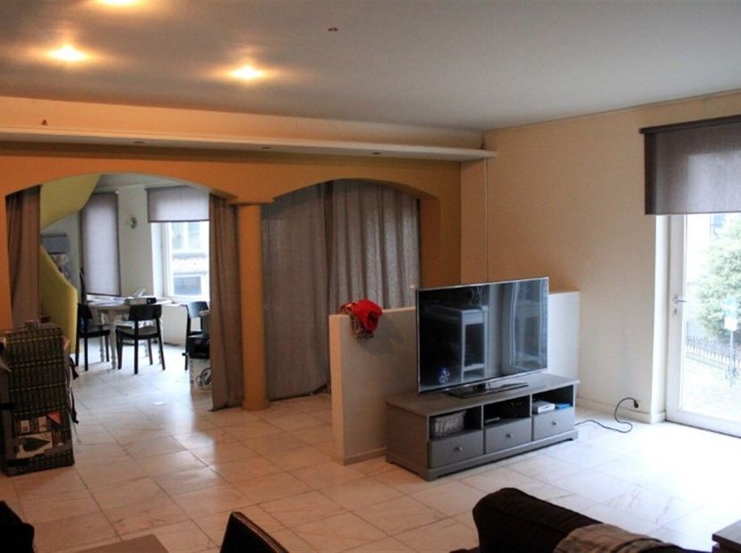 De gelijkvloerse verdieping van maar liefst 220m² huist momenteel een danscafé.<br />
Op de eerste verdieping bevindt zich een duplex appartement best