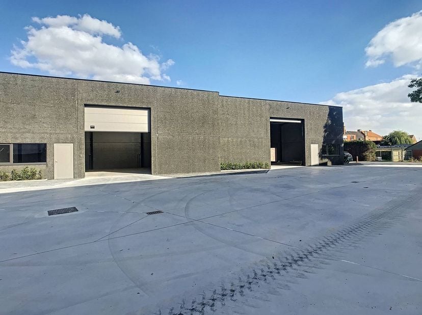 Magazijn te huur van ca. 170 m² in het centrum van Woesten. Het magazijn is gelegen op 15min. van Poperinge en Ieper. <br />
<br />
Specificaties: <br