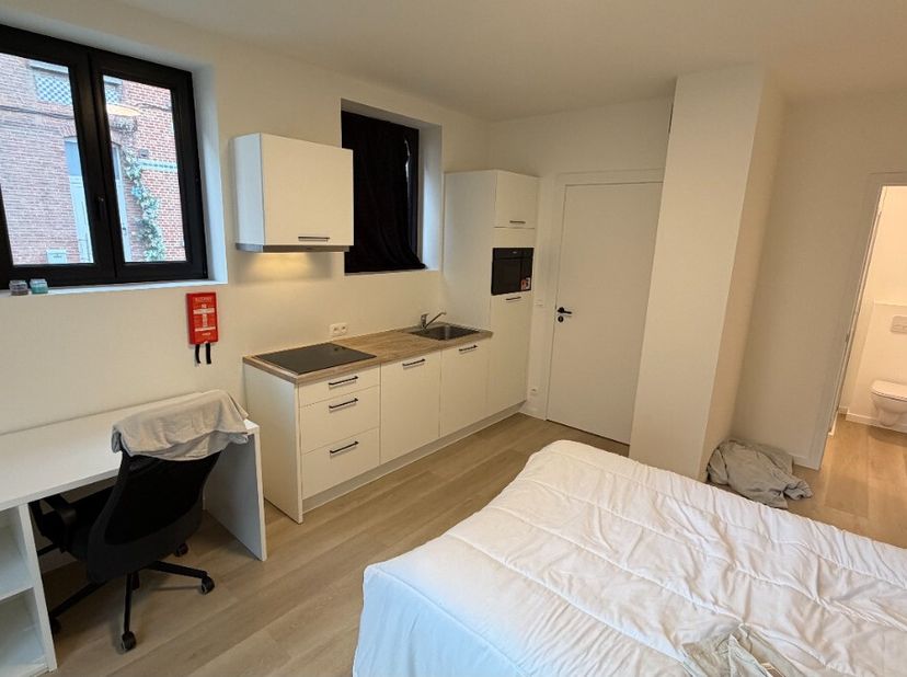 Te huur: Studentekoten in het hart van Mechelen, gelegen aan de Lange Pennincstraat, op wandelafstand van winkels en openbaar vervoer.Deze proper afge