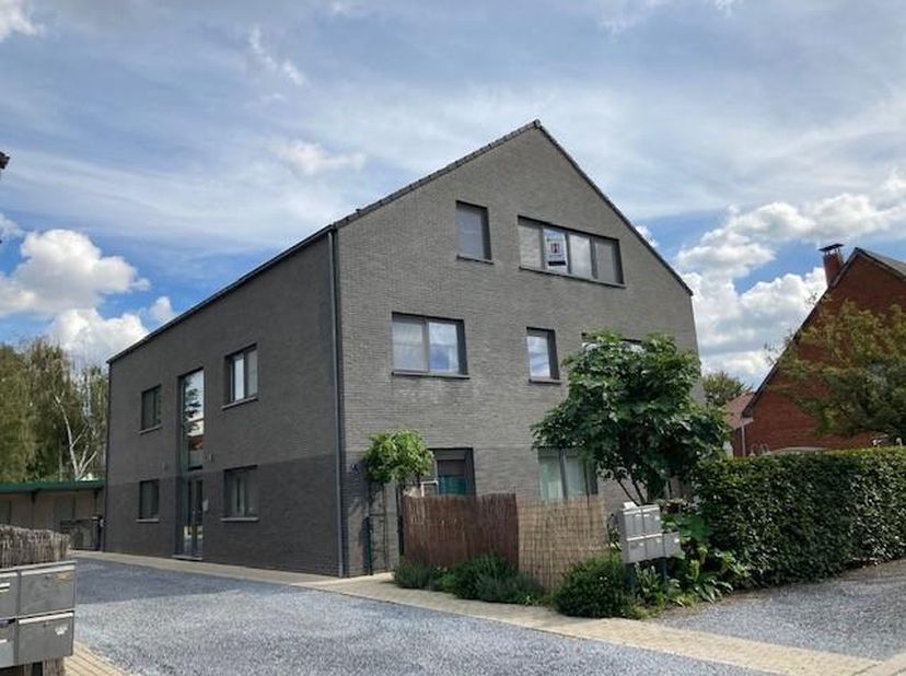 Ruim recent appartement, rustig gelegen, volledig instapklaar. Indeling: inkomhal met ingebouwde kasten, ruime woonkamer, ingerichte open keuken (kook