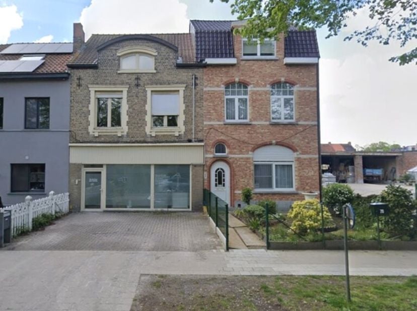 Ruime en comfortabele 3-slaapkamerwoning met TERRAS en TUIN, rustig en residentieel gelegen net buiten het centrum van Brugge,<br />
Het pand heeft ee