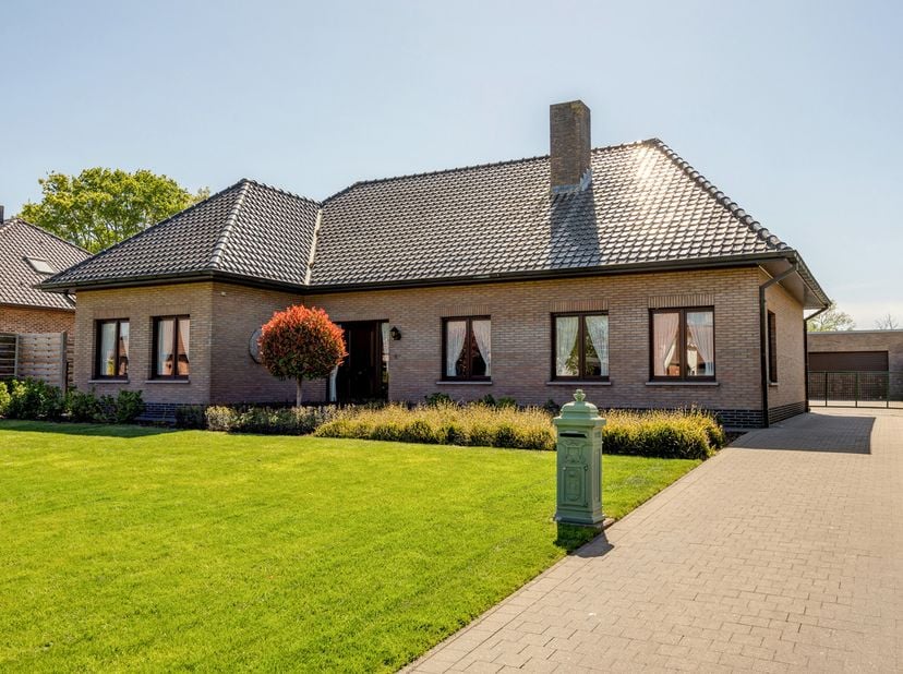 Perfect onderhouden woning met 3 slaapkamers en een aparte woonstudio, rustig gelegen op een perceel van 825 m². Epc-score: 335 kWh/m² (label D)<br />