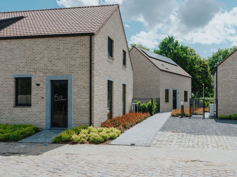 Deze vrijstaande woning met 3 slaapkamers is gelegen op een rustige locatie in Kessenich.<br />
De woning is beschikbaar vanaf 1/06/2026.<br />
<br />