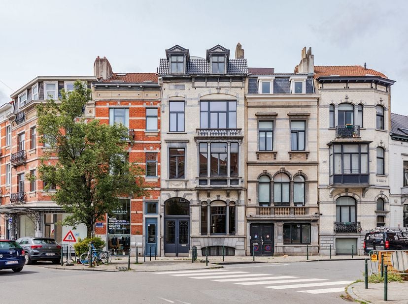 Dans le quartier du Châtelain, superbe hôtel de maître de 1903 sis sur un terrain de +/- 3 ares, avec une belle façade de +/- 6,65 m ainsi qu'une char