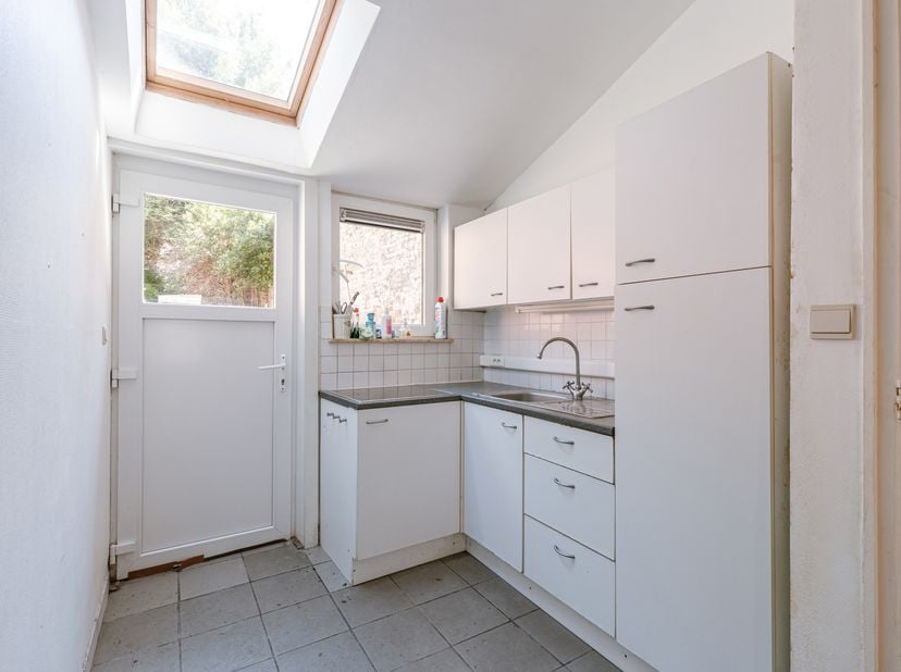 Ontdek dit gezellige gelijkvloerse appartement op een uitstekende ligging in de geliefde Holstraat, op wandelafstand van het historische centrum van G