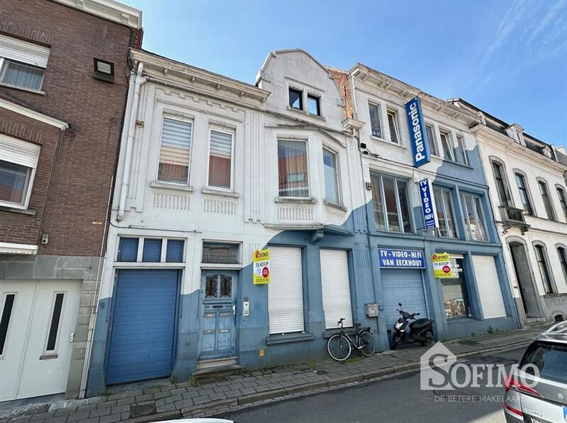 Commercieel gelegen HANDELSPAND met WOONST en 4 verhuurde STUDIO'S <br />
- Winkel, magazijn en stockage ruimte<br />
- Woonst met living, leefkeuken,