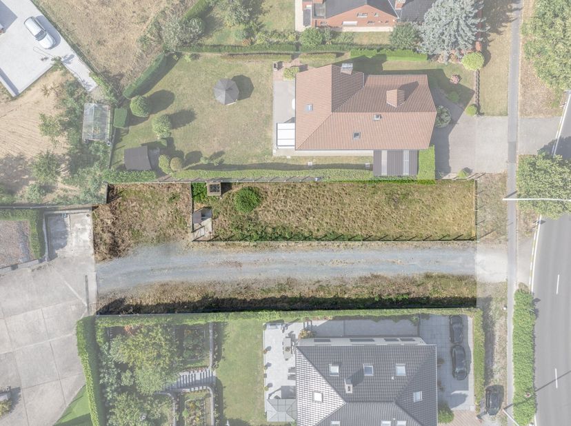 Op zoek naar een ruim perceel om uw woning te realiseren? Deze bouwgrond van 851 m² is gelegen aan de Ninoofsesteenweg in Itterbeek (Dilbeek) en biedt
