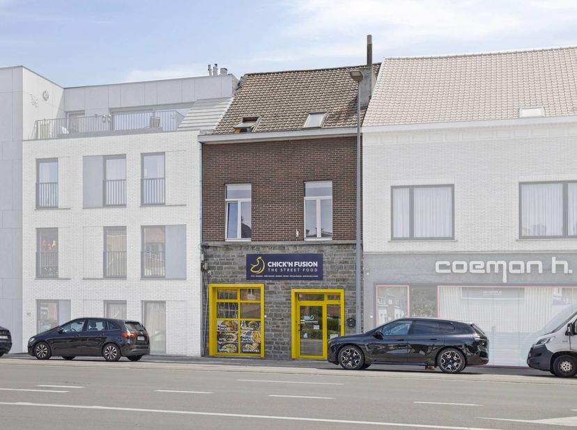 Bent u op zoek naar een eigendom waar wonen en ondernemen hand in hand gaan? Dan biedt dit veelzijdige pand in de Brugsestraat te Kortrijk een unieke