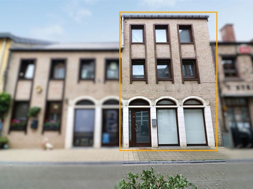In het centrum van Scherpenheuvel, op een steenworp van de Basiliek met haar Mariapark en het commerciële hart, bevindt zich deze stadswoning. De woni