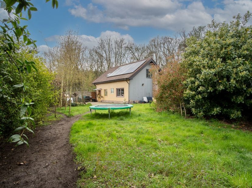 Op zoek naar rust, ruimte en een veilige omgeving om te wonen? Deze woning is gelegen in een bosrijke, dynamische buurt waar steeds meer jonge koppels