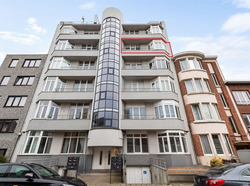 Op te frissen appartement (66 m²) met terras<br />
Ligging: Dit op te frissen appartement met  terras staat te koop in de Pieter Jozef Nauwelaertsstra