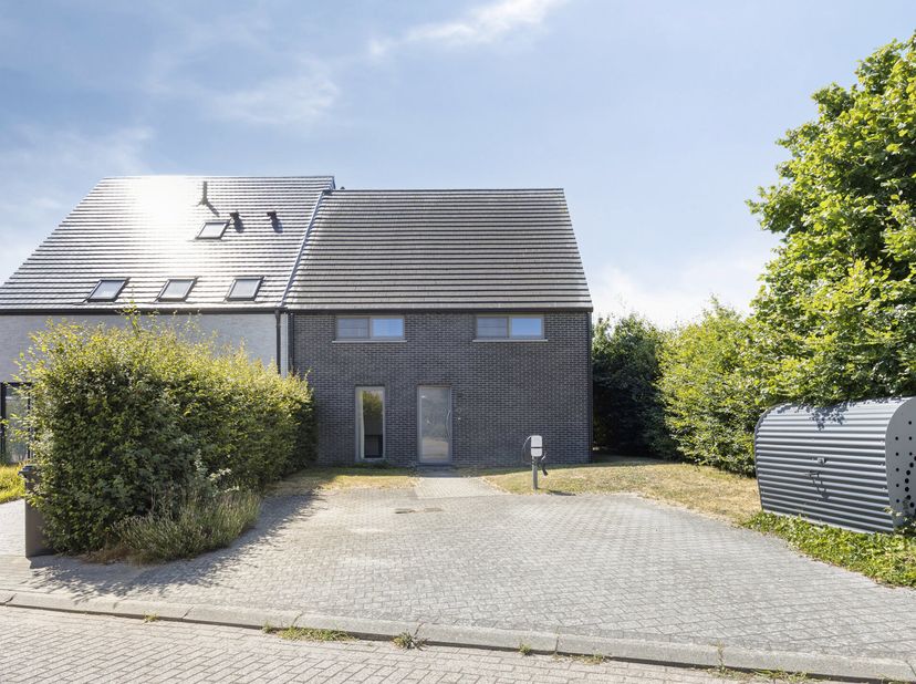 Op zoek naar een ruime, instapklare gezinswoning met verrassend veel mogelijkheden? Deze verzorgde halfopen bebouwing, gebouwd in 2013, combineert hed