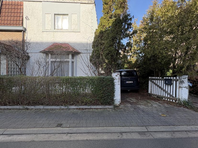 Een charmante, te renoveren, halfopen woning met oprit en garage, ruime groene tuin.<br />
Totale grond oppervlakte 683m². Totale bewoonbare oppervlak