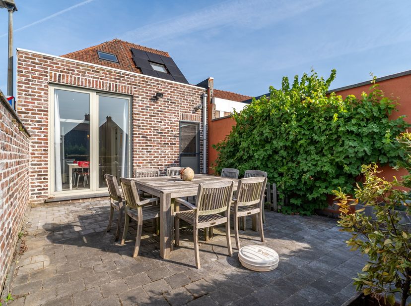 Op zoek naar een instapklare woning met veel ruimte en een betaalbaar prijskaartje? Dan is dit pand een aanrader. De woning werd steeds goed onderhoud