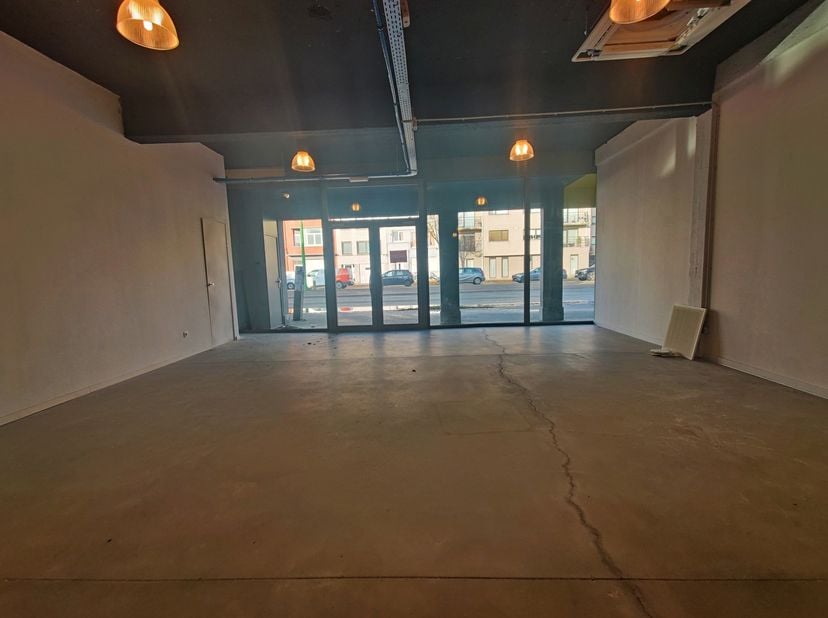 Prachtig winkelpand op toplocatie<br />
Dit industrieel afgewerkte winkelpand van 156 m² ligt aan de bruisende Bredabaan in Merksem, uitstekend bereik