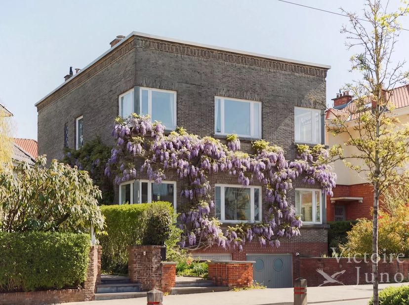 Fort Jaco, vlakbij winkels, scholen en openbaar vervoer, zal deze prachtige modernistische villa van ± 310 m² bruto u aanspreken door zijn architectuu