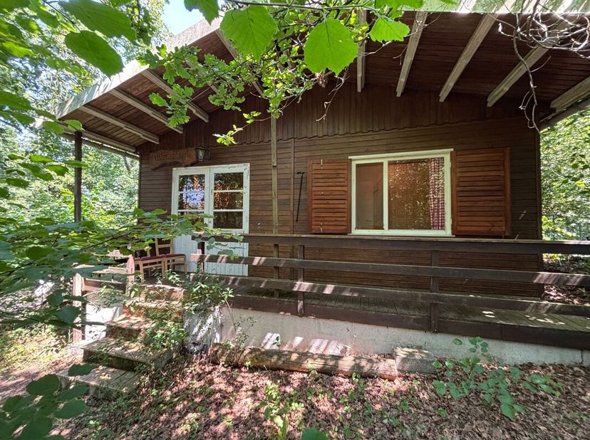 À la recherche dun chalet reculé, niché au coeur dun environnement boisé ? MCA Immobilier vous invite à découvrir ce chalet de plain-pied situé sur la
