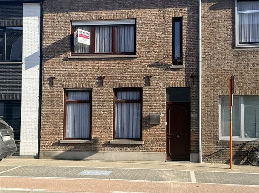 Stadswoning met 4 slaapkamers nabij Molsbroek, Lokeren<br />
Ligging<br />
Deze stadswoning is gelegen in de Oude Bruglaan, in een goed bereikbare en