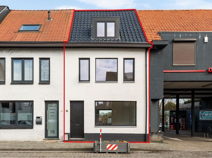 Situation :<br />
Cette maison entièrement rénovée est située au centre de Meer, à quelques pas des magasins, des écoles et des transports publics. G