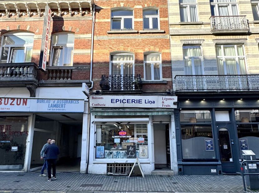 Deze winkel ligt aan de winkelstraat Vanderkindere, vlak bij de Brugmannlaan, en beschikt over een goede zichtbaarheid en een etalage aan de voorzijde