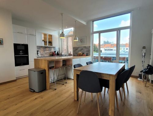                                         Triplex à louer à Ixelles, € 1.990
